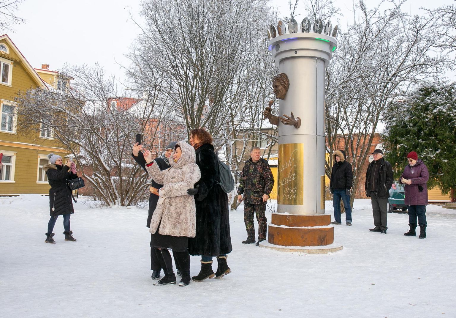 Posti tänava parki pandud kuju käiakse uudistamas kogu Eestist.