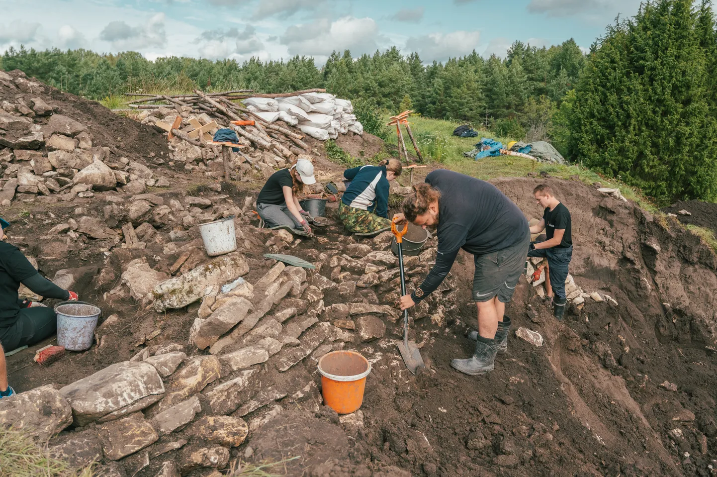SA Osiliana arheoloogilised väljakaevamised Valjala maalinnal 2023. aasta augustis.