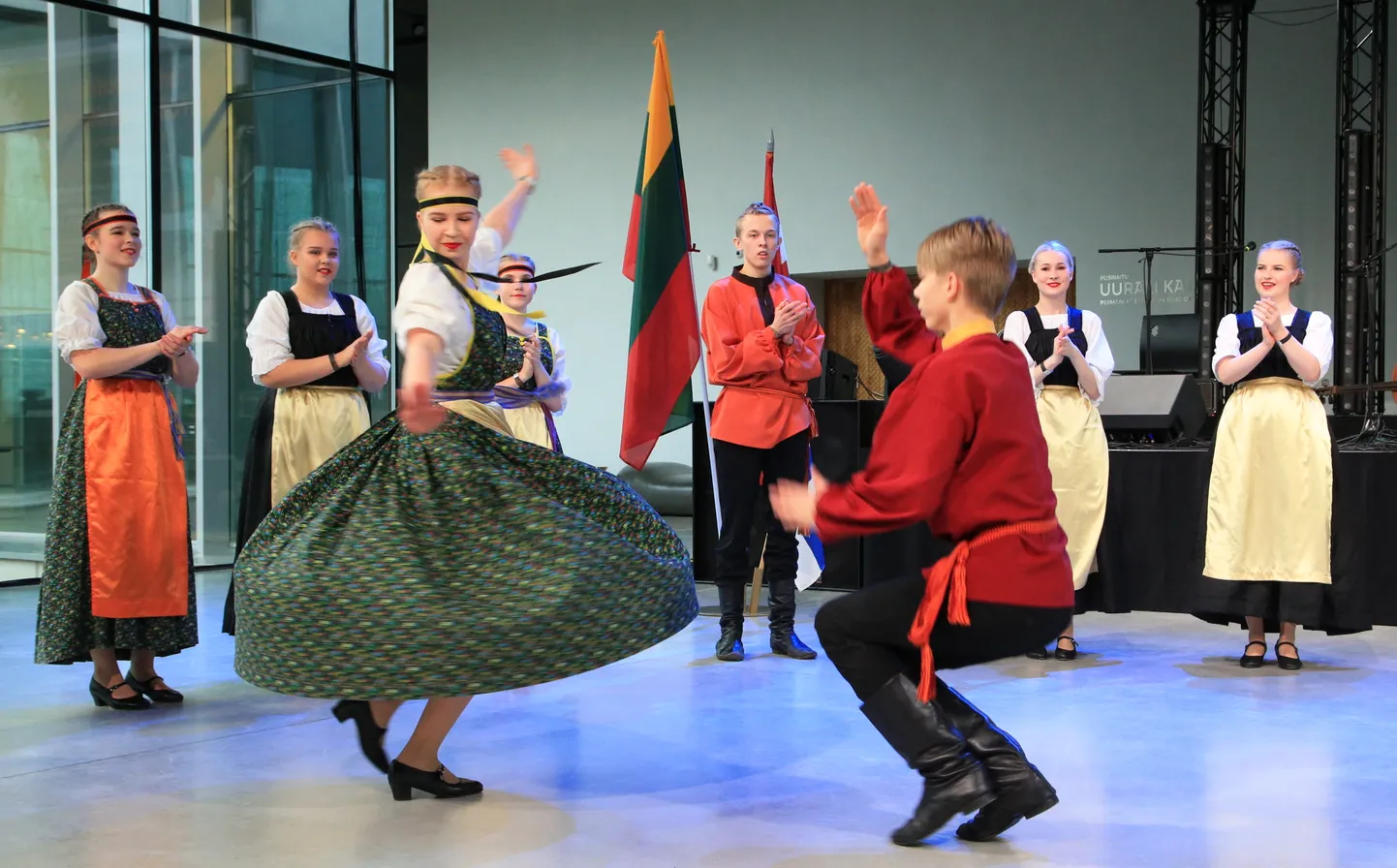 Mullune Tartu Noorte Folkloorifestivali lõppkontsert Eesti Rahva Muuseumis.
Pildil Motora, kes on Joensuus tegutsev noorteklubi, kus tegeletakse peamiselt rahvatantsu ja rahvamuusika õppimisega ja õpetamisega, keskendudes eelkõige Karjala kultuuripildile. Tänavu on nad folgilahingus virtuaalselt.