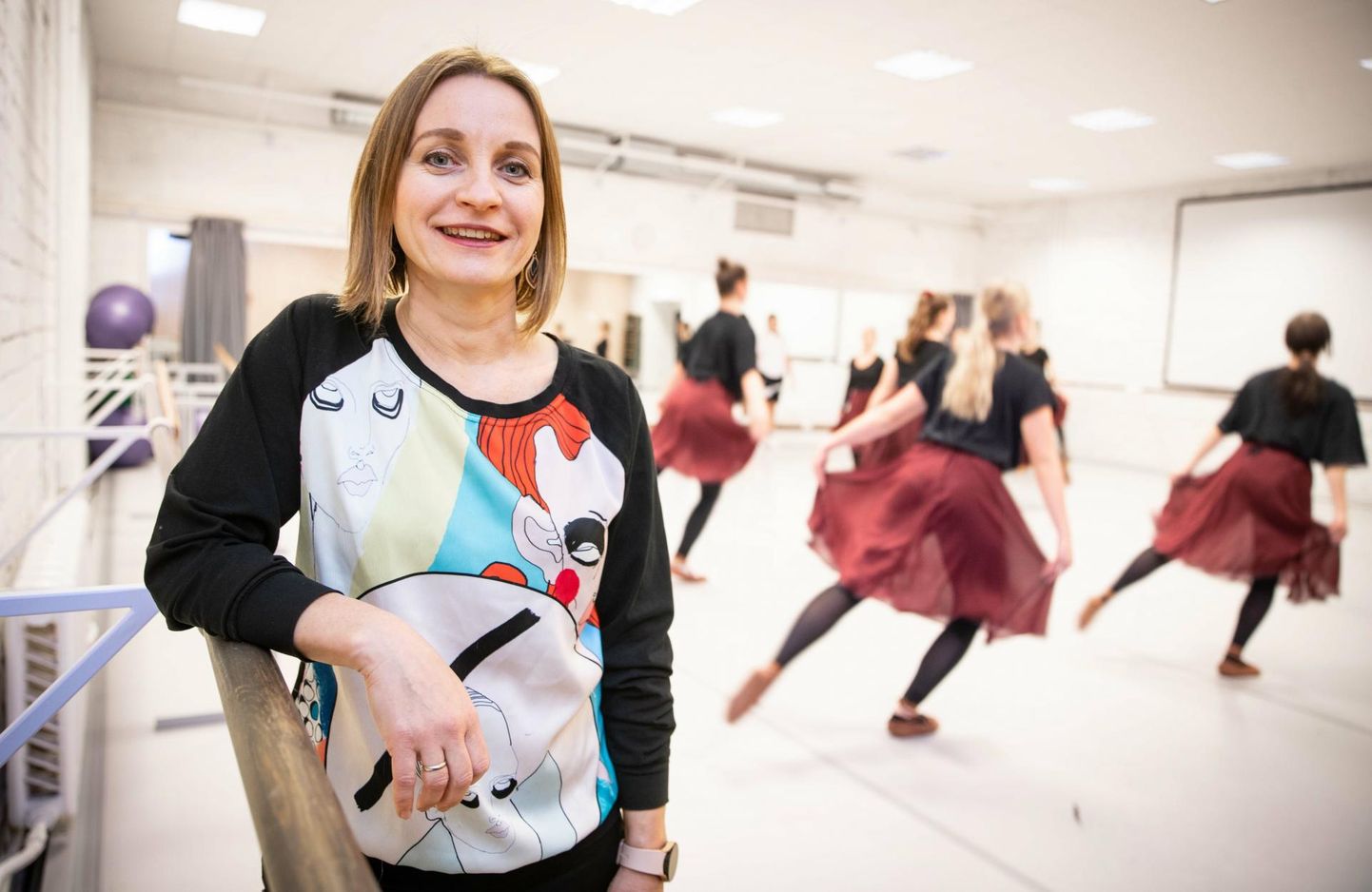 Одна из самых больших проблем, по словам Янэ Миллер-Пярнамяги, председателя Эстонского Союза танцевального образования по интересам, заключается в том, что из школ по интересам уходят именно квалифицированные учителя. Это также означает падение качества обучения.