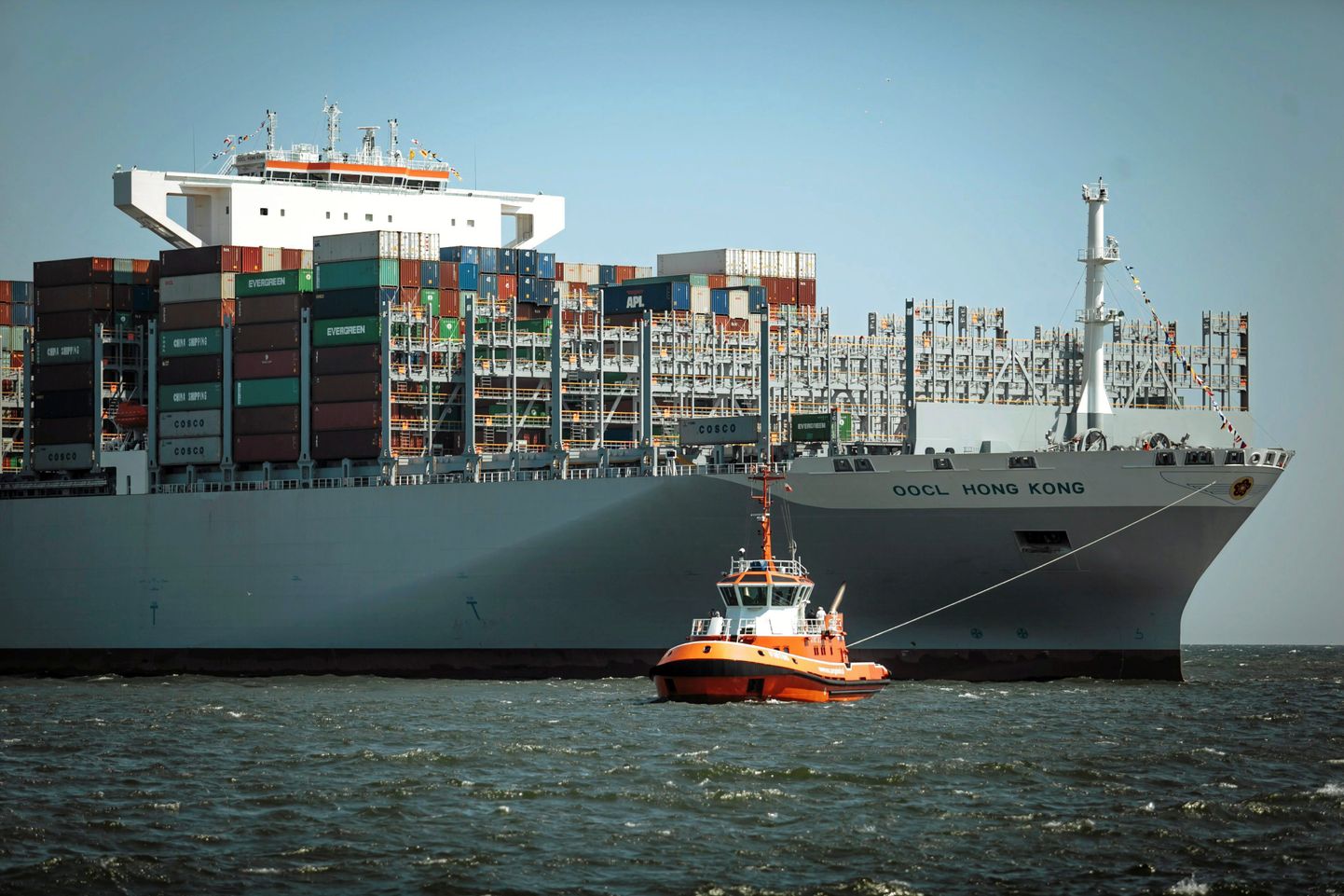 Maailma suurim konteinerlaev OOCL Hong Kong sisenemas Gdanski DCT teminali.