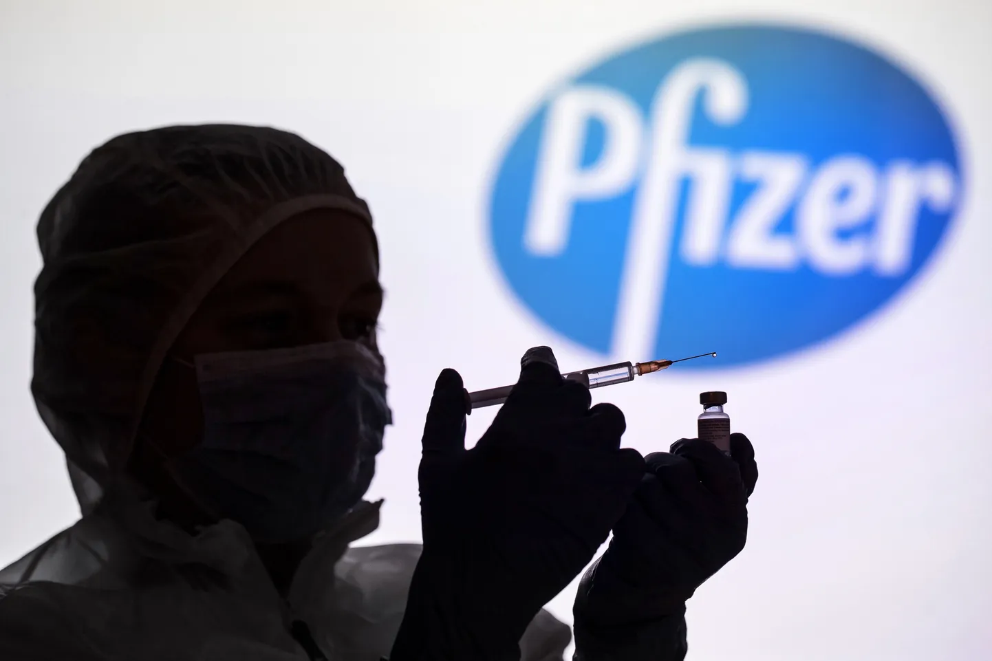 Medõde valmistumas Pfizer-BioNTechi koroonavaktsiini süstiks Krakówi haiglas, 15. jaanuar 2021.