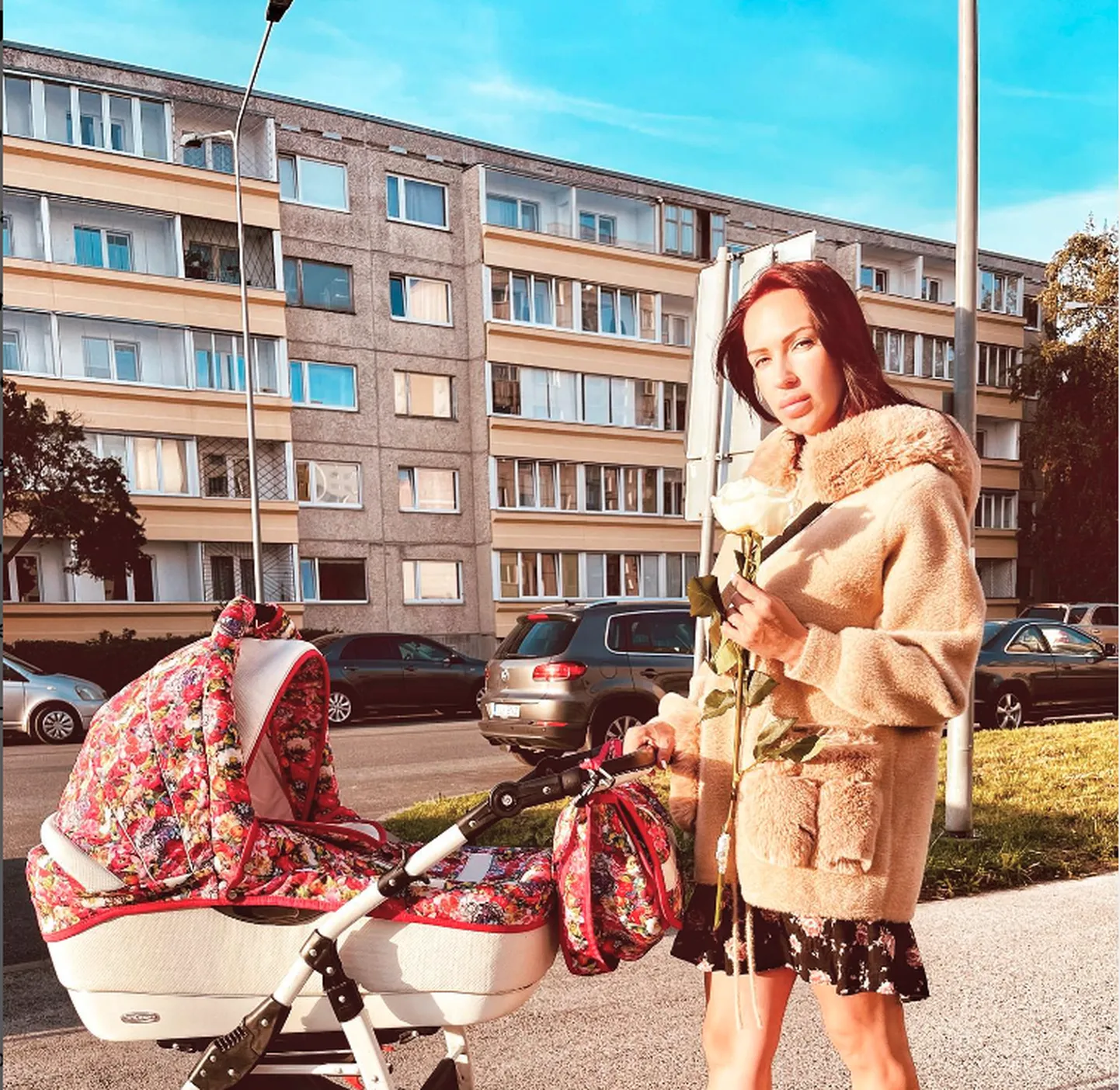 Диана Томсон гуляет с коляской.