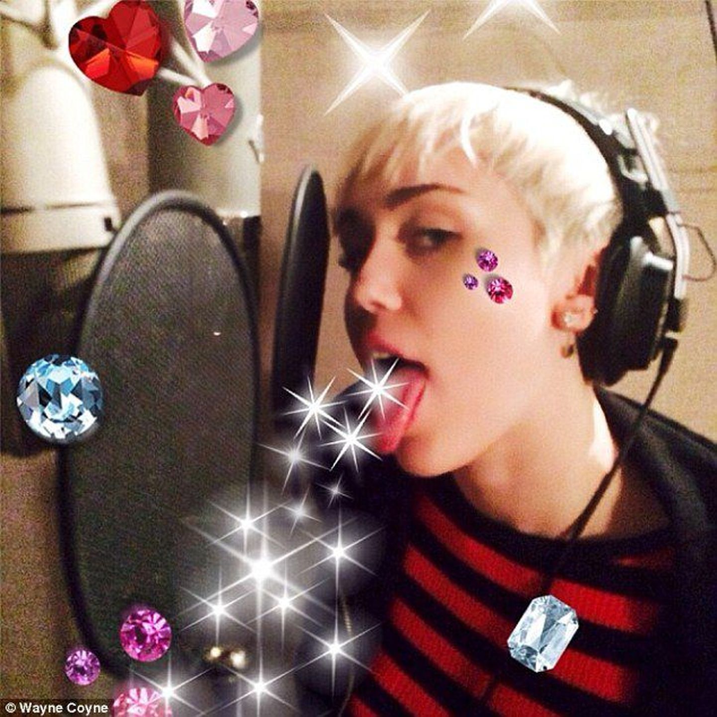 Miley Cyrus stuudios laulmas biitlite legendaarset lugu «Lucy in the Sky with Diamonds»