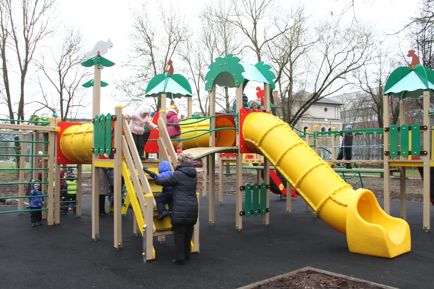 В парке Линда в Нарве появилась детская площадка.