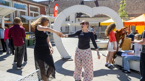 GALERII & VIDEO ⟩ Kuressaare turualal tähistati lastekaitsepäeva arutelude ja tegevustega