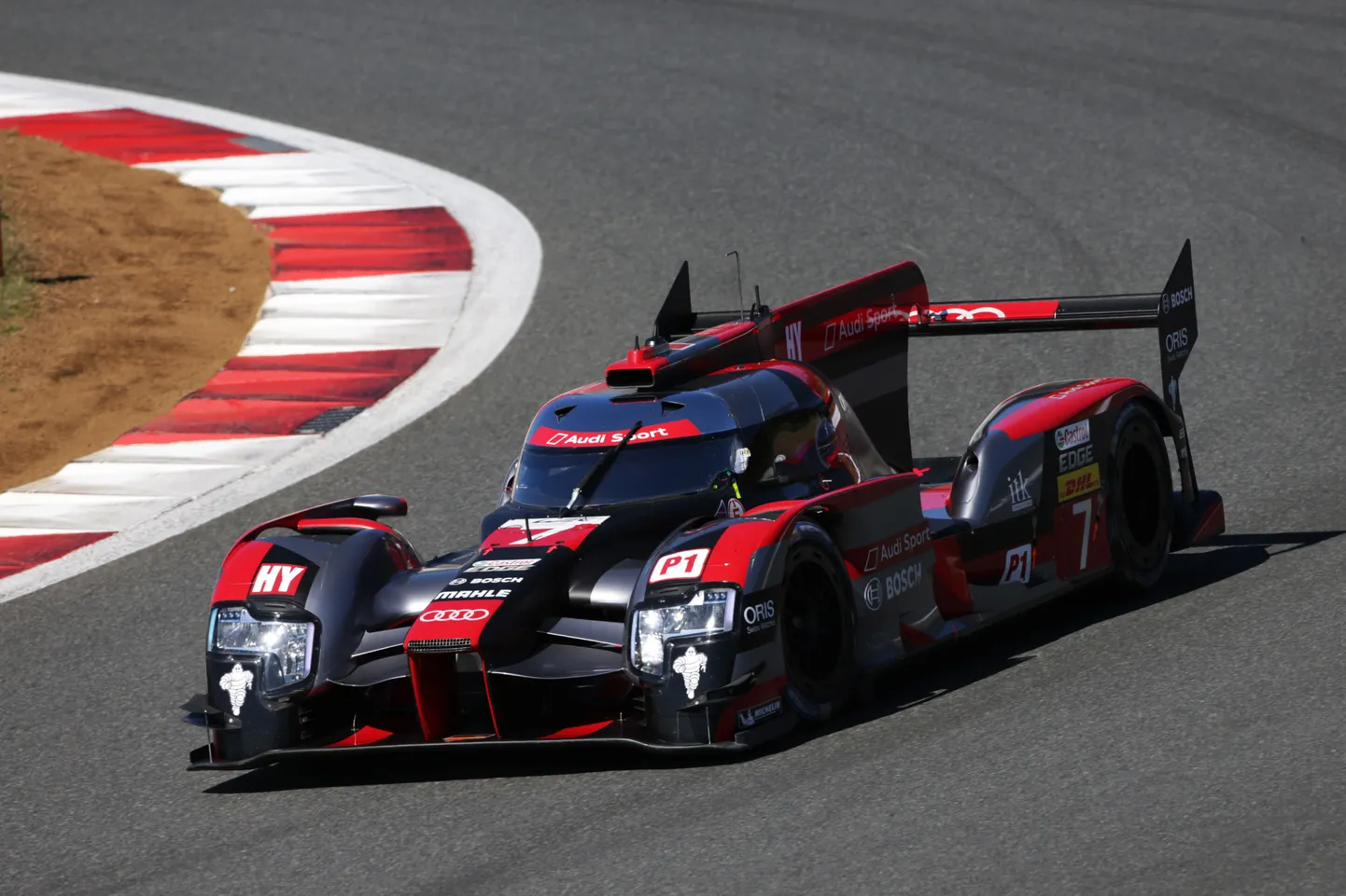 Marcel Fässler, Andre Lotterer ja Benoit Treluyer Audi R18 roolis WEC-sarja tänavusel Jaapani etapil Fuji ringrajal. Audi teatas, et tõmbab oma sportautoprogrammile tänavuse hooaja järel joone alla.