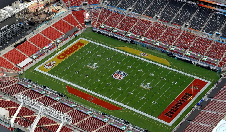 Vaade Raymond James Stadiumile linnulennult Tampas Floridas.