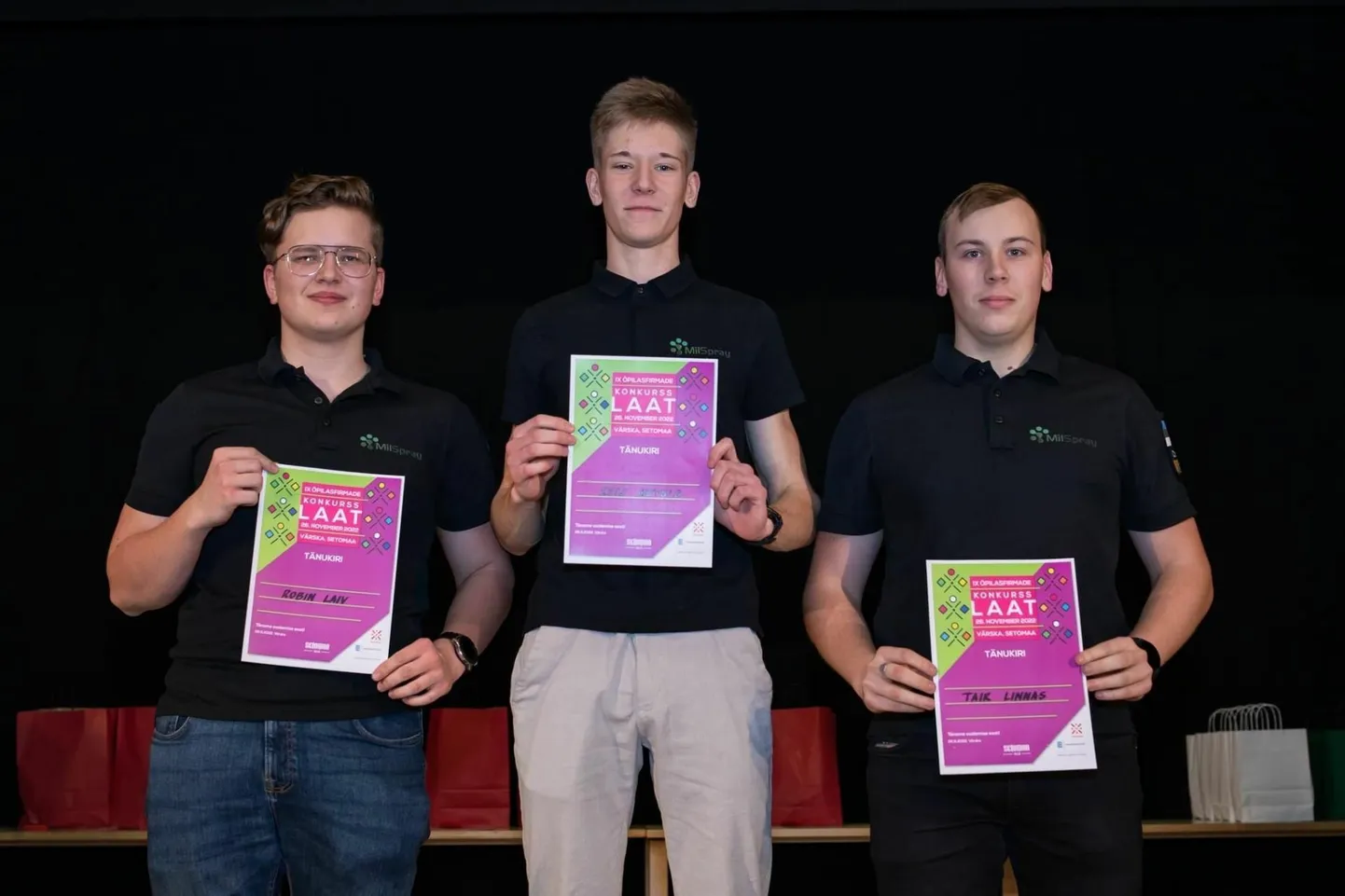 MilSpray liikmed Robin Laiv (vasakult), Reio Metsla ja Tair Linnas pälvisid Eesti parima õpilasfirma tiitli.