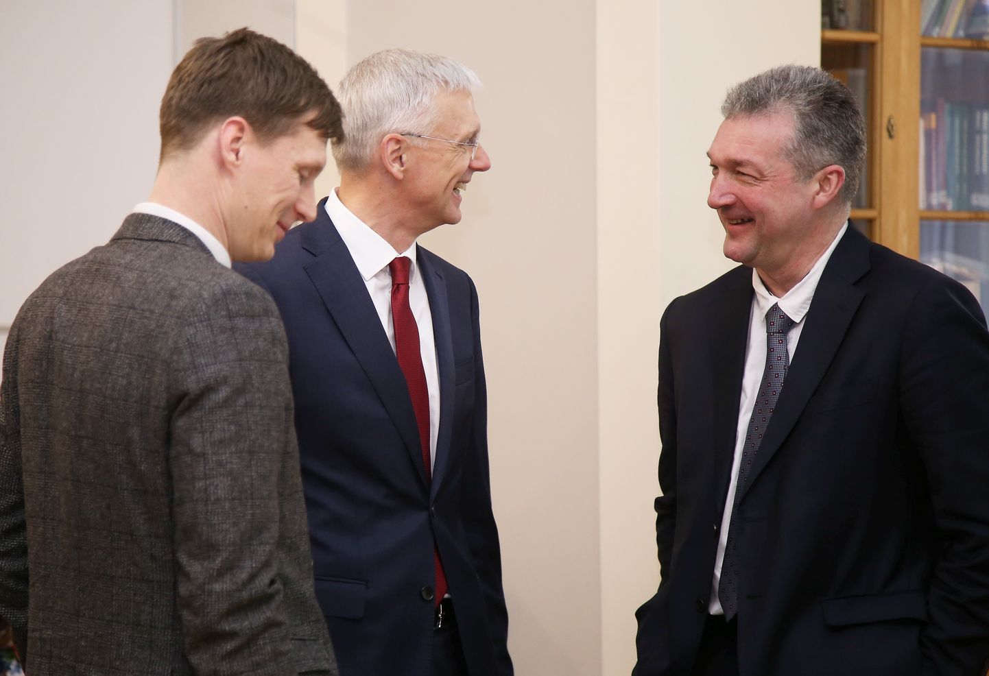 Ekonomikas ministrs Ralfs Nemiro (no kreisās), Ministru prezidents Krišjānis Kariņš un "KPV LV" Saeimas frakcijas priekšsēdētājs Atis Zakatistovs pirms pirmās Sadarbības sanāksmes sēdes Ministru kabinetā.