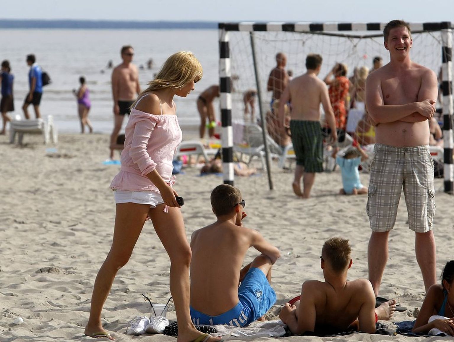 Ilmatüdruk Niki aka Kairit Tuhkanen veetis mõnusa nädalavahetuse koos poistega Pärnu rannas. Seksikate rannalõvide ridades oli ka meie esirokkar Tanel Padar.