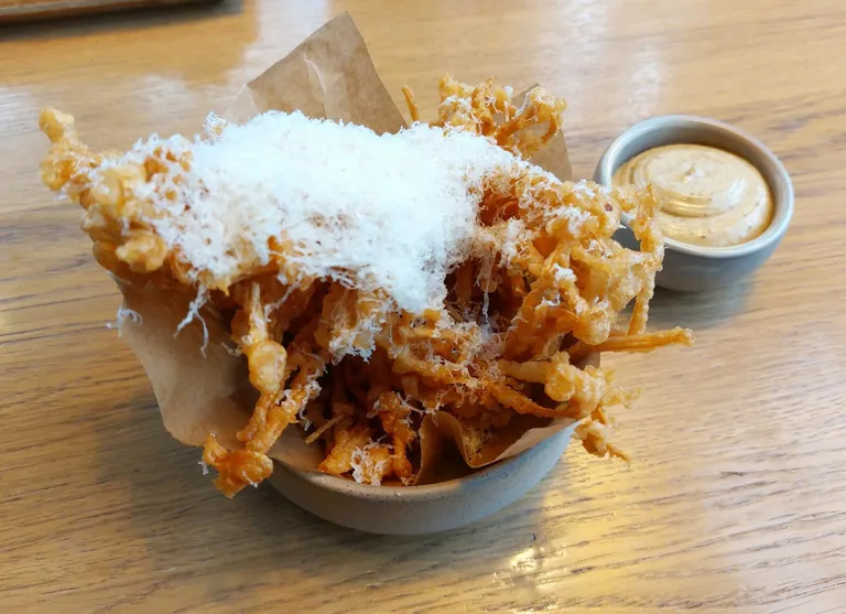 Enoki tempura esindab loomingulist ja geograafiliselt laiahaardelist lähenemist.
