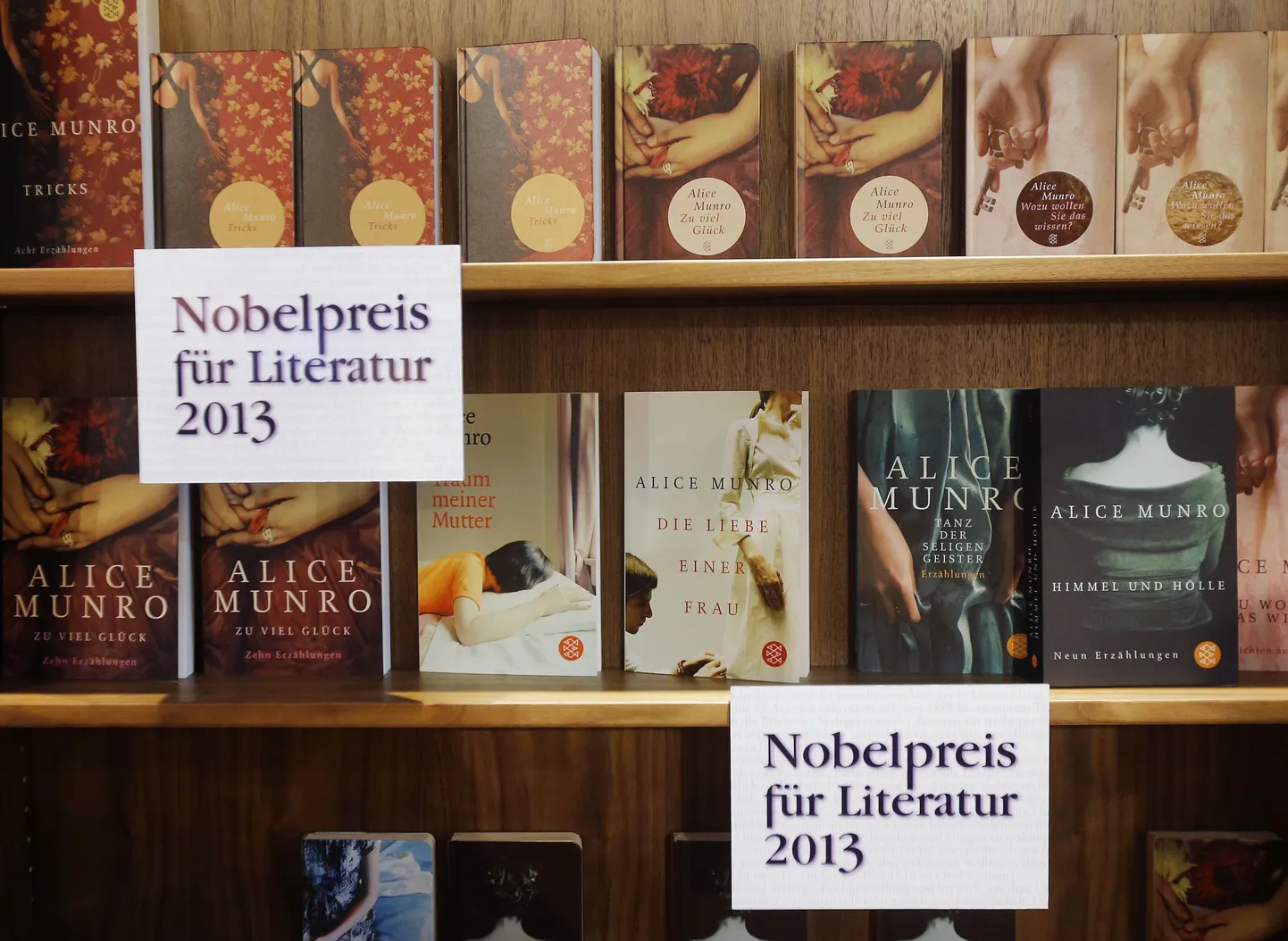 Frankfurdi raamatumessil tekkisid täna Alice Munro teoste juurde pärast Nobeli kirjanduspreemia laureaadi avalikustamist ka vastavad sildid.