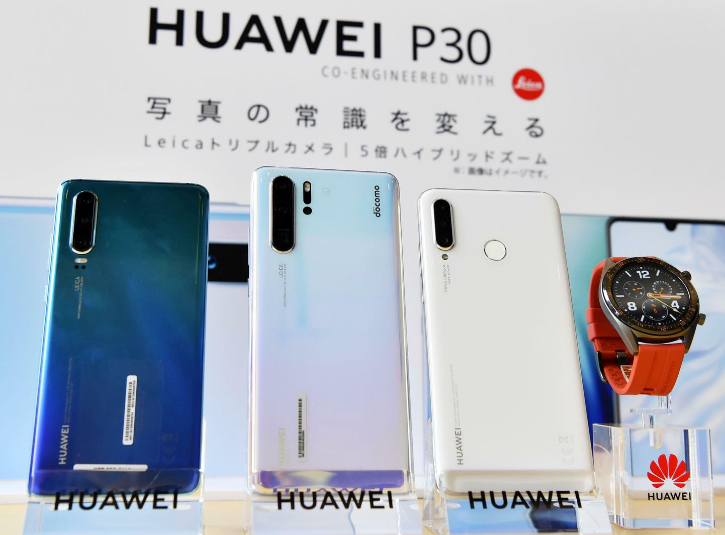 Huawei P30 telefonid väljapanekul Tokyos.