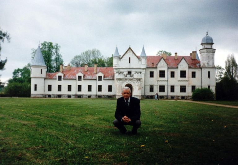 «Hullumeelsus». Režissöör Kaljo Kiisk Alatskivi mõisa juures 1987. aastal. FOTO: