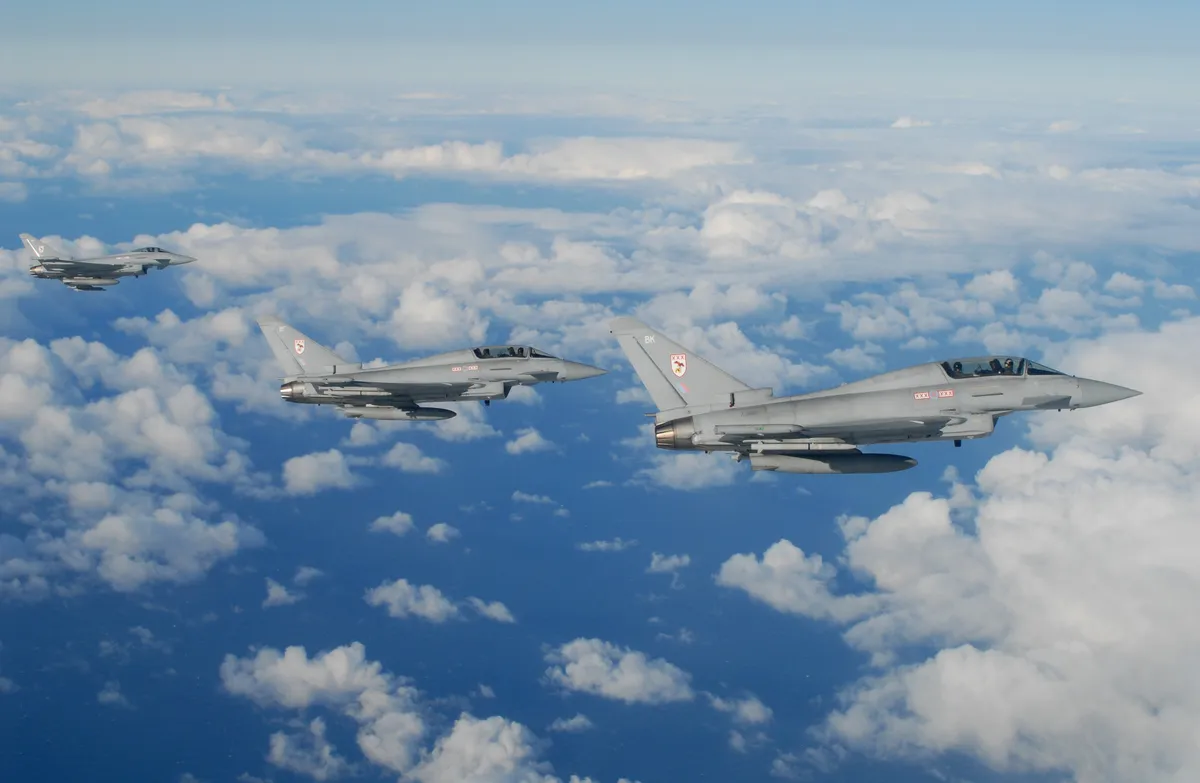 Eurofighter Typhoon iznīcinātājs.