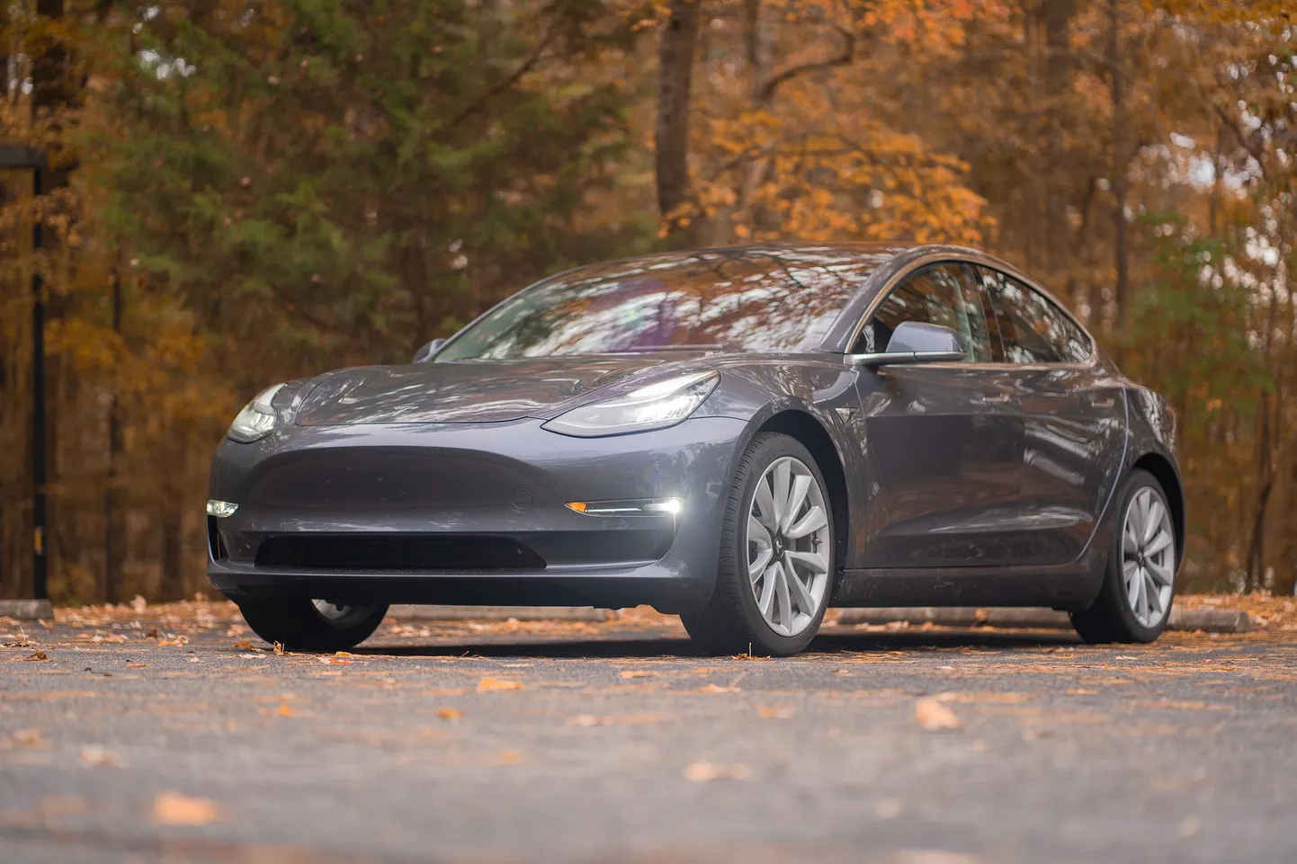 Teslad on juba mõnda aega kasutanud isejuhtimist, mis lubab sõidu ajal juhil käed rooli küljest lahti lasta. Varsti võib aga lisanduda võimalus, et saadad auto ise taksot sõitma täitsa ilma juhita.