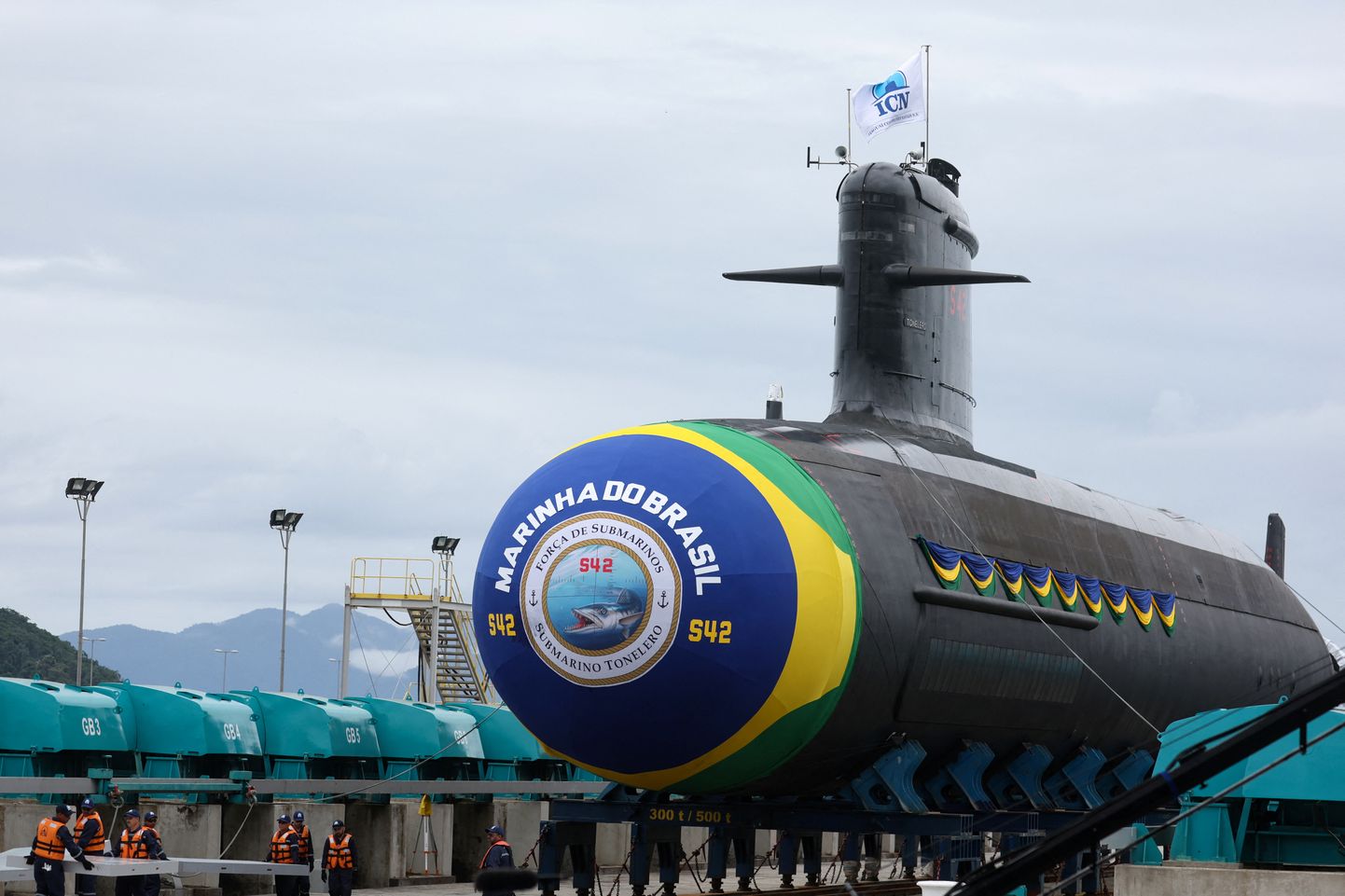 Prantsuse tehnoloogial põhinev ja Brasiilias ehitatud Scorpene-klassi diiselmootoriga allveelaev 27. märtsil Itaguai laevaehitustehases Rio de Janeiro osariigis.