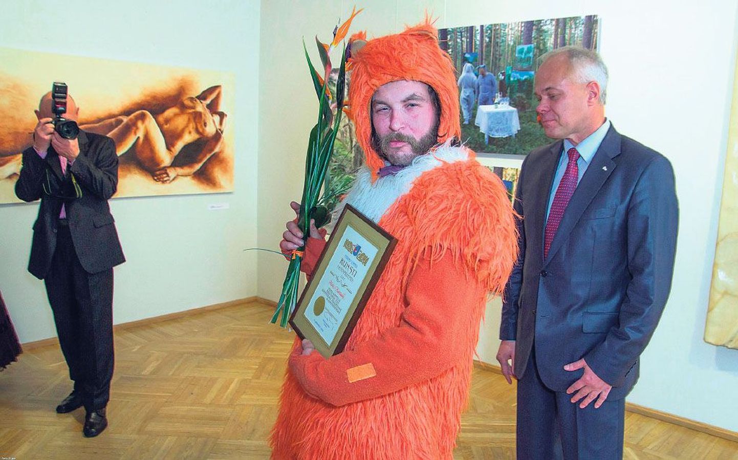 Pärnu linnapea Toomas Kivimägi (paremal) andis raekojas reinuvaderile üle linna kunsti aastapreemia.