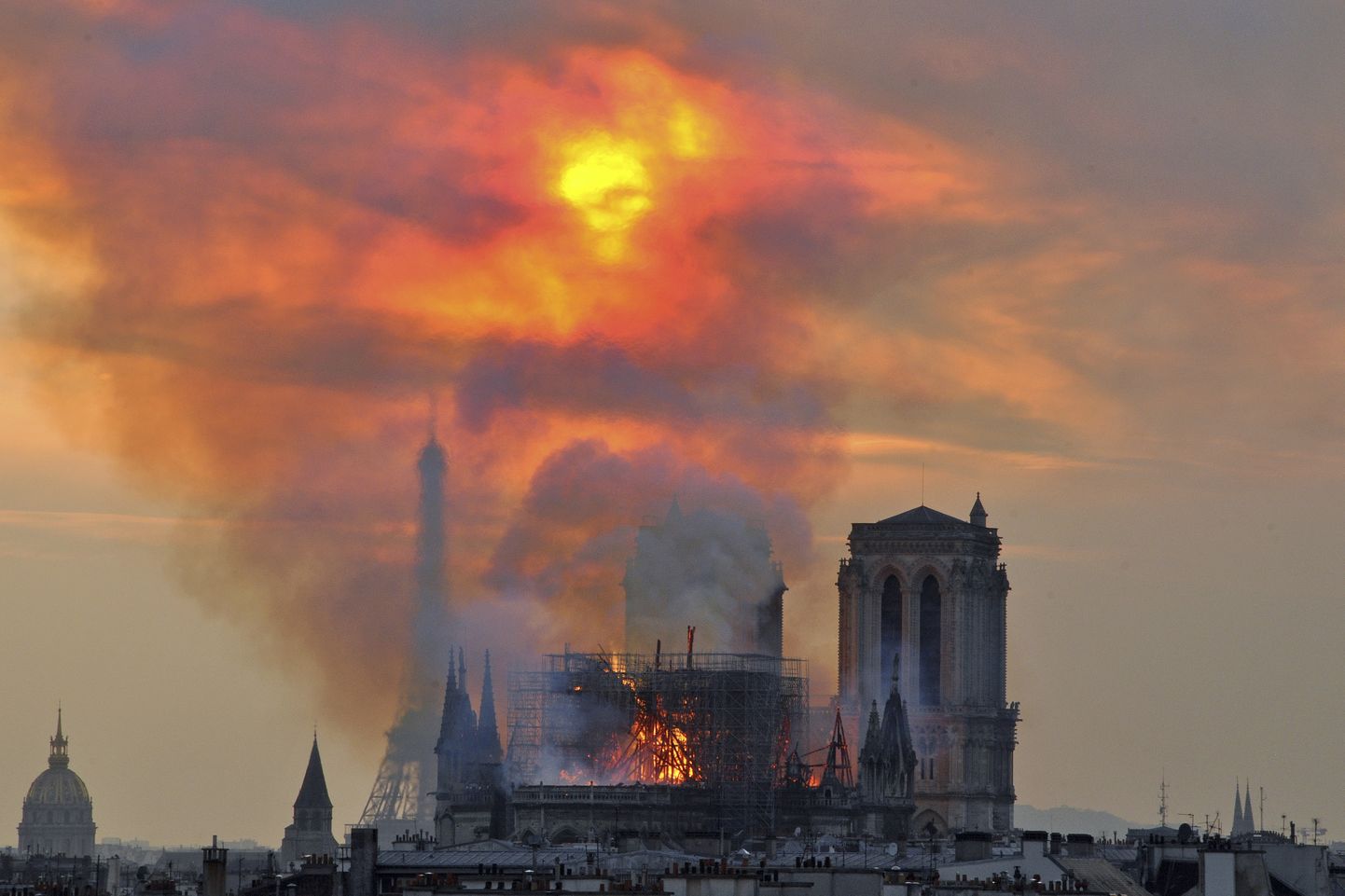 Pariisi Jumalaema kirikus lahvatas kahjutuli 15. aprillil 2019