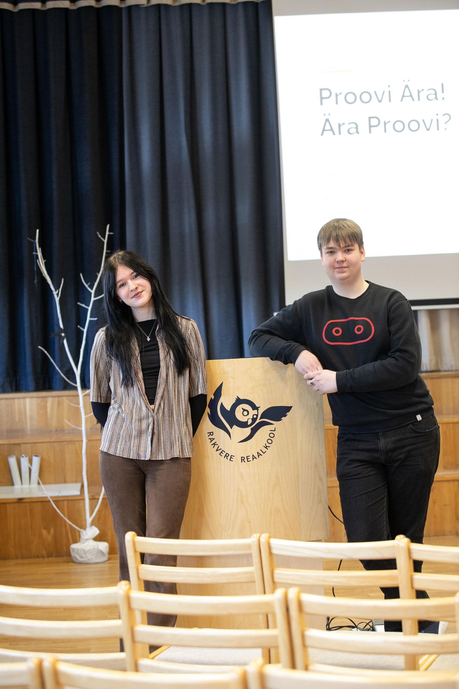 Ronja Talunik ja Tambet Parm käisid Rakvere reaalkooli noortele kõnelemas gümnaasiumiõpingutest kodulinnast kaugemal.