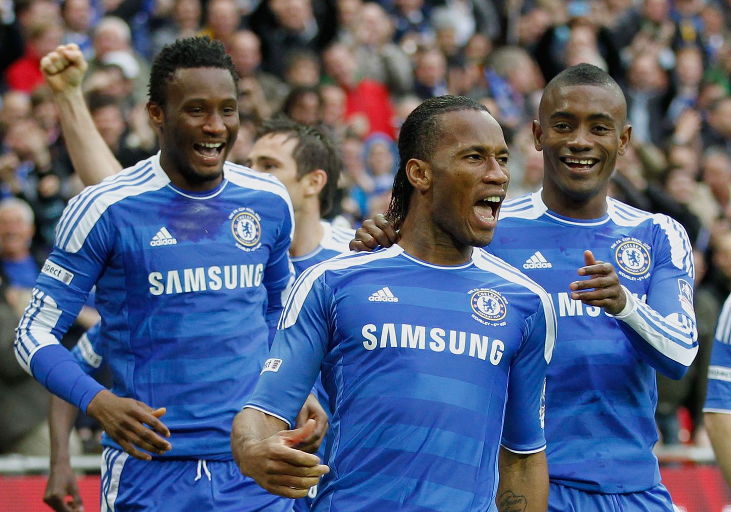 Didier Drogba (keskel) viis täna Chelsea 2:0 juhtima.