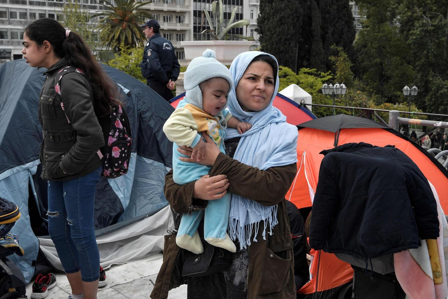 Kodutuks jäänud migrant lastega Ateena Sýntagma väljakul meelt avaldamas. 