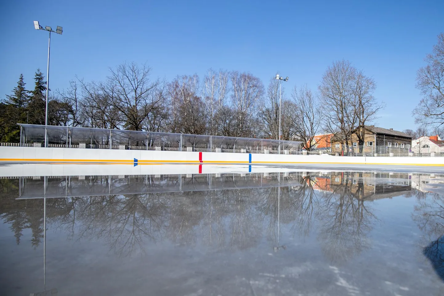 Pärnu Lastestaadionil asuv uisuväljak on sellest nädalast suletud.