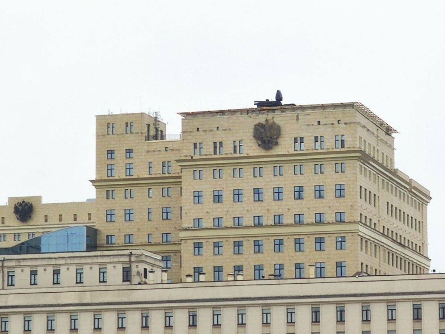 Фото предполагаемого зенитного ракетного комплекса на здании Министерства обороны России в Москве