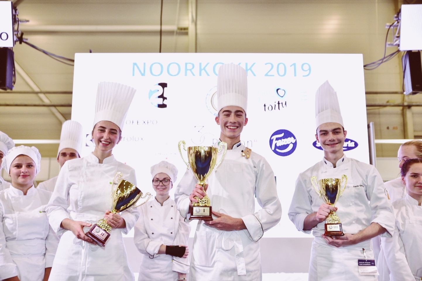 Noorkokk 2019 esikolmik: Noel Moglia (keskel), teise koha võitja Vladyslava Turchyn ja kolmanda kha võitja Danila Gladkihh