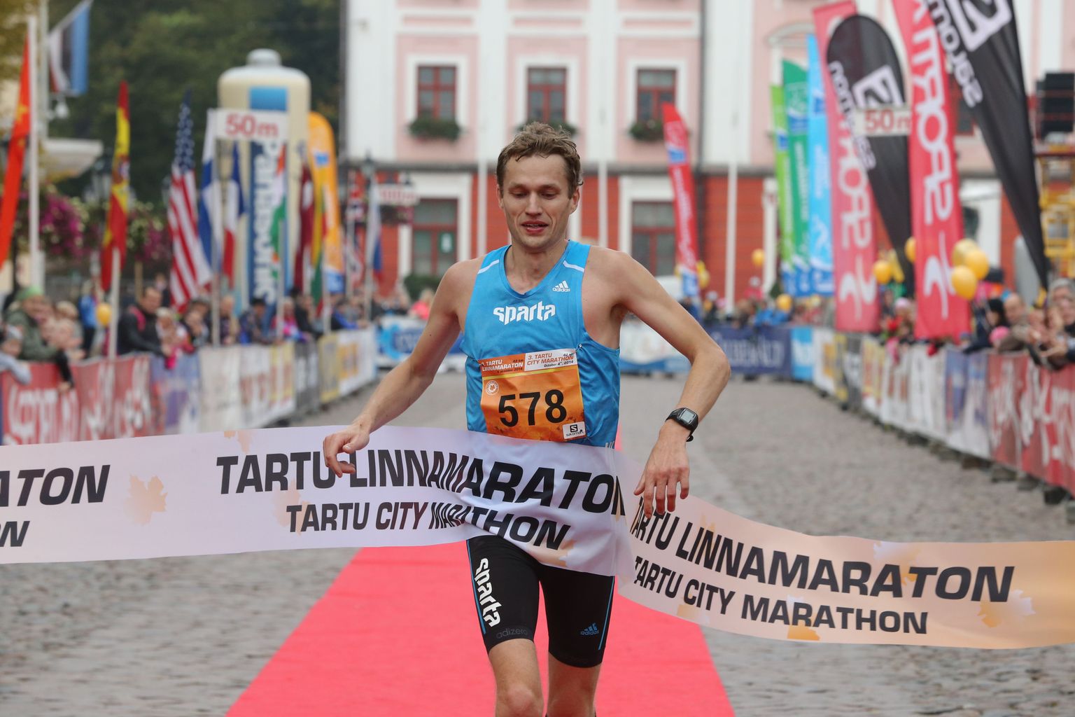 Tõnu Lillelaid Tartu linnamaratoni võitjana finisis.
