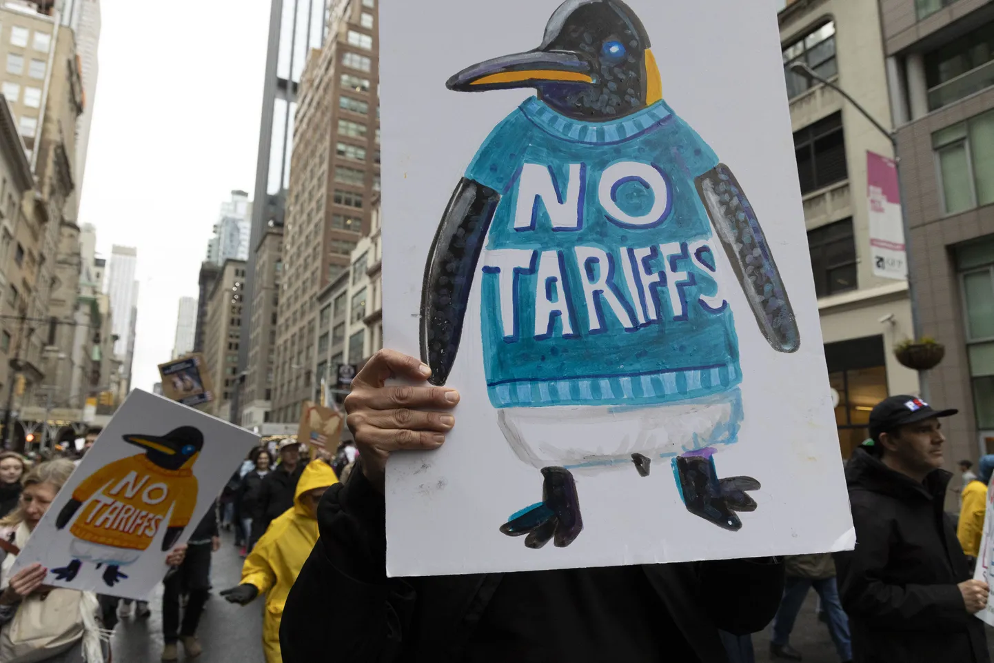 USAs viitasin New Yorgis peetud protestid ka pinviinidele, kelle vastu Donald Trump tollimaksu kehtestas.