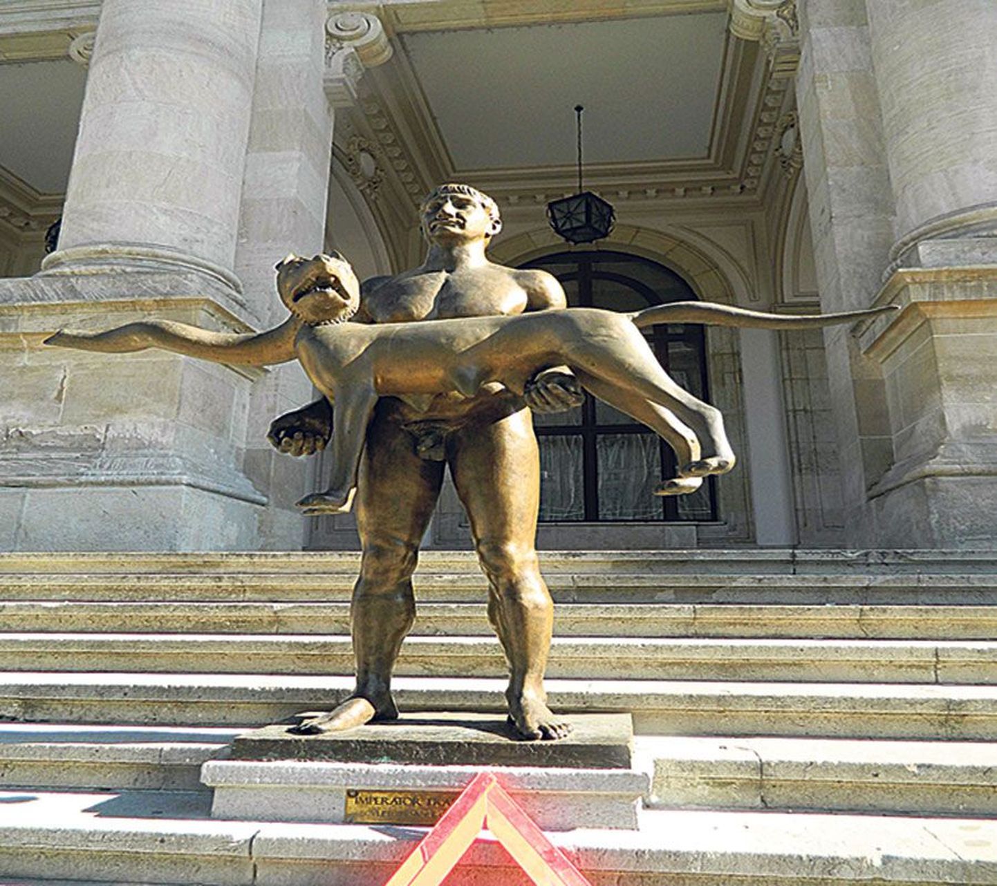 Скульптура «Император Траян с волчицей» во всей красе на лестнице перед Национальным музеем истории в Бухаресте.