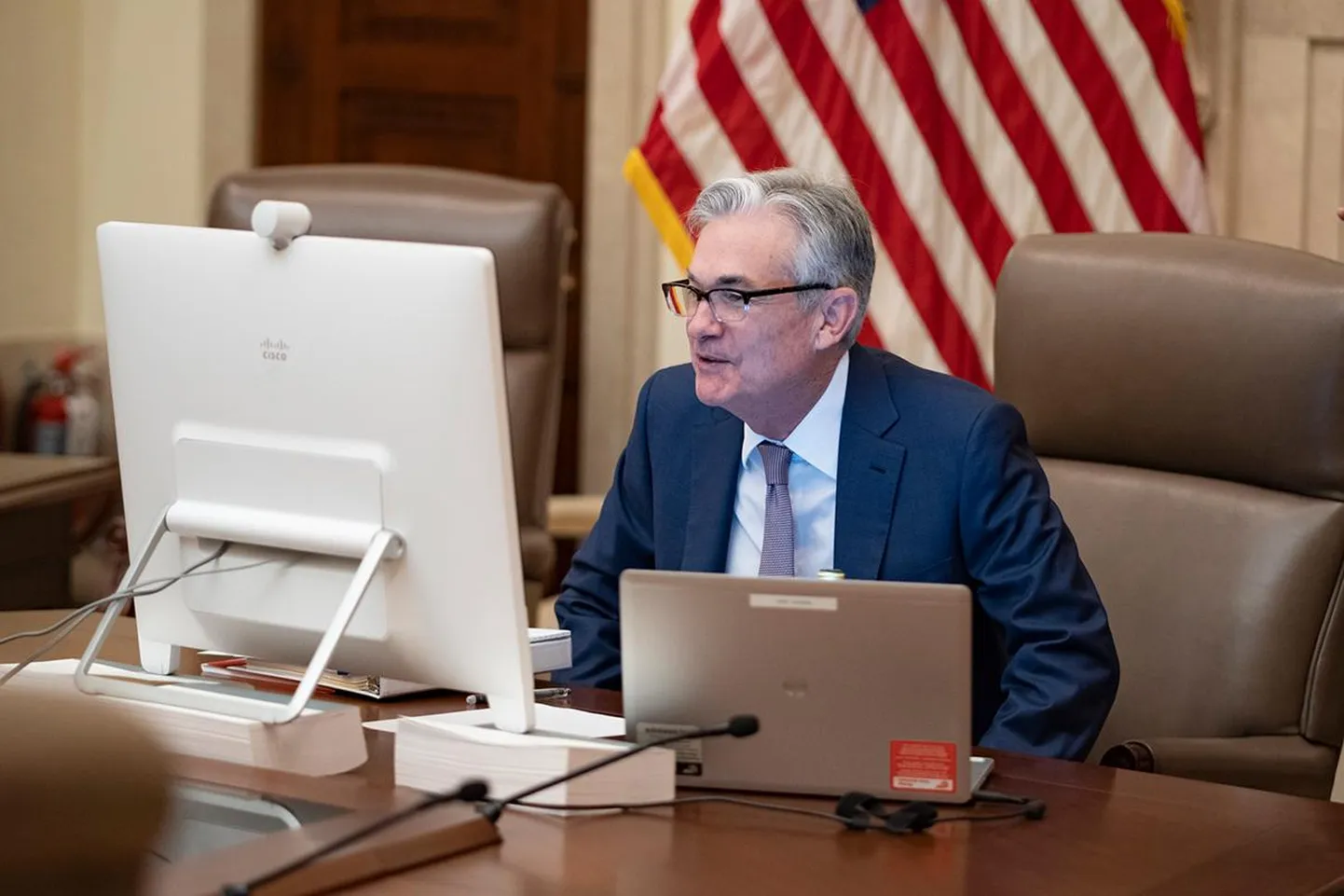 Jerome Powell osalemas Föderaalreservi avaturu komitee virtuaalkoosolekul.