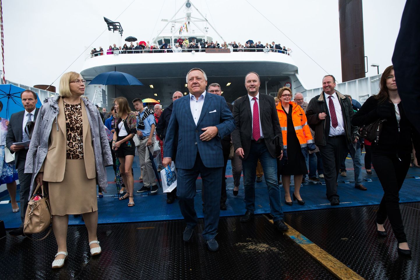 Elbe laevaliin alustas suure pidulikkusega tegutsemist 19. augustil 2015. Esiplaanil ruudulises ülikonnas Vjatšeslav Leedo.
