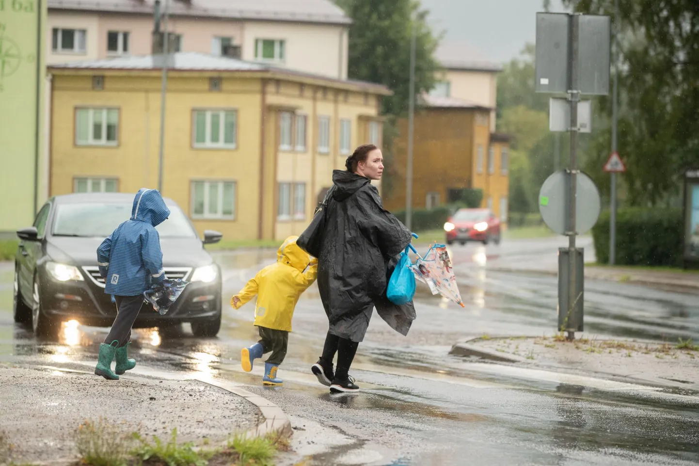 Esmaspäevahommikuse Viljandi linnapildis andsid vähemalt laste jalanõudes tooni kummikud.