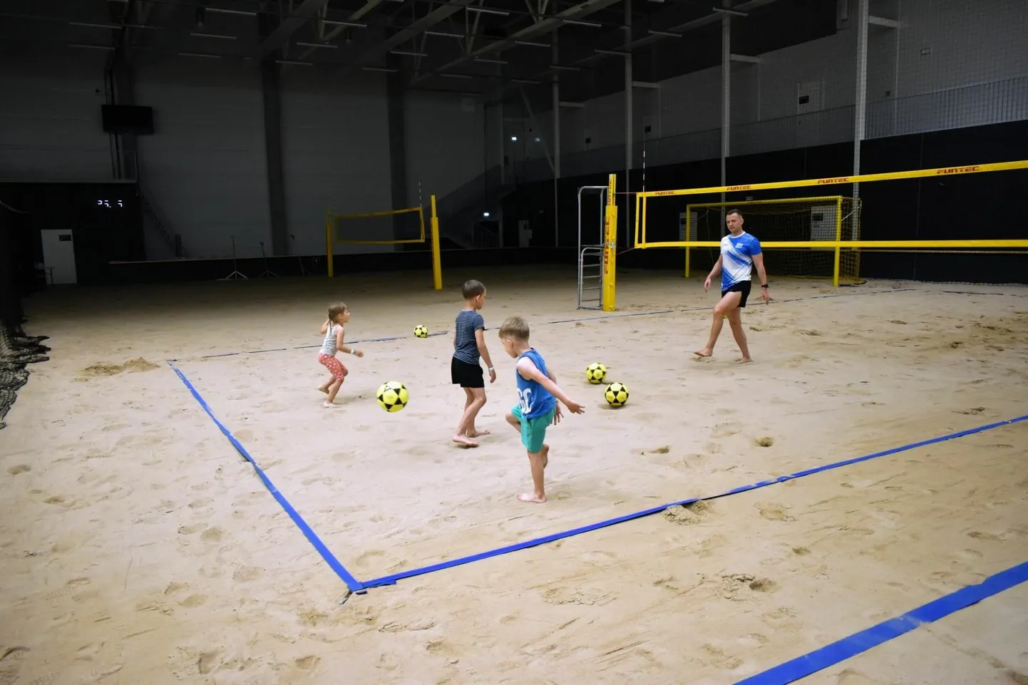 Spetsialistide juhendamisel sai katsetada näiteks footvolley't.