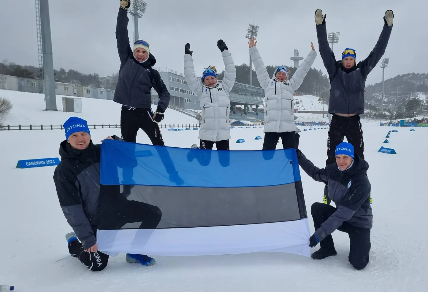 Vasakult suusatajate treener Asko Saarepuu, teateneliku liikmed Toni Andree Saarepuu, Gerda Kivil, Herta Rajas ja Daniel Varikov ning hooldemees Eno Vahtra.
