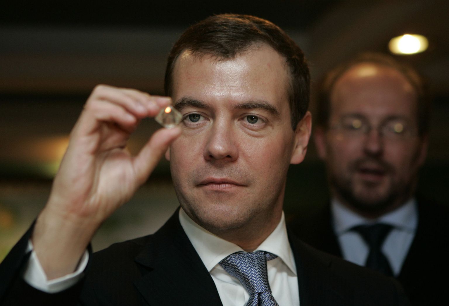 Venemaa peaminister Dmitri Medvedev teemanti uurimas.