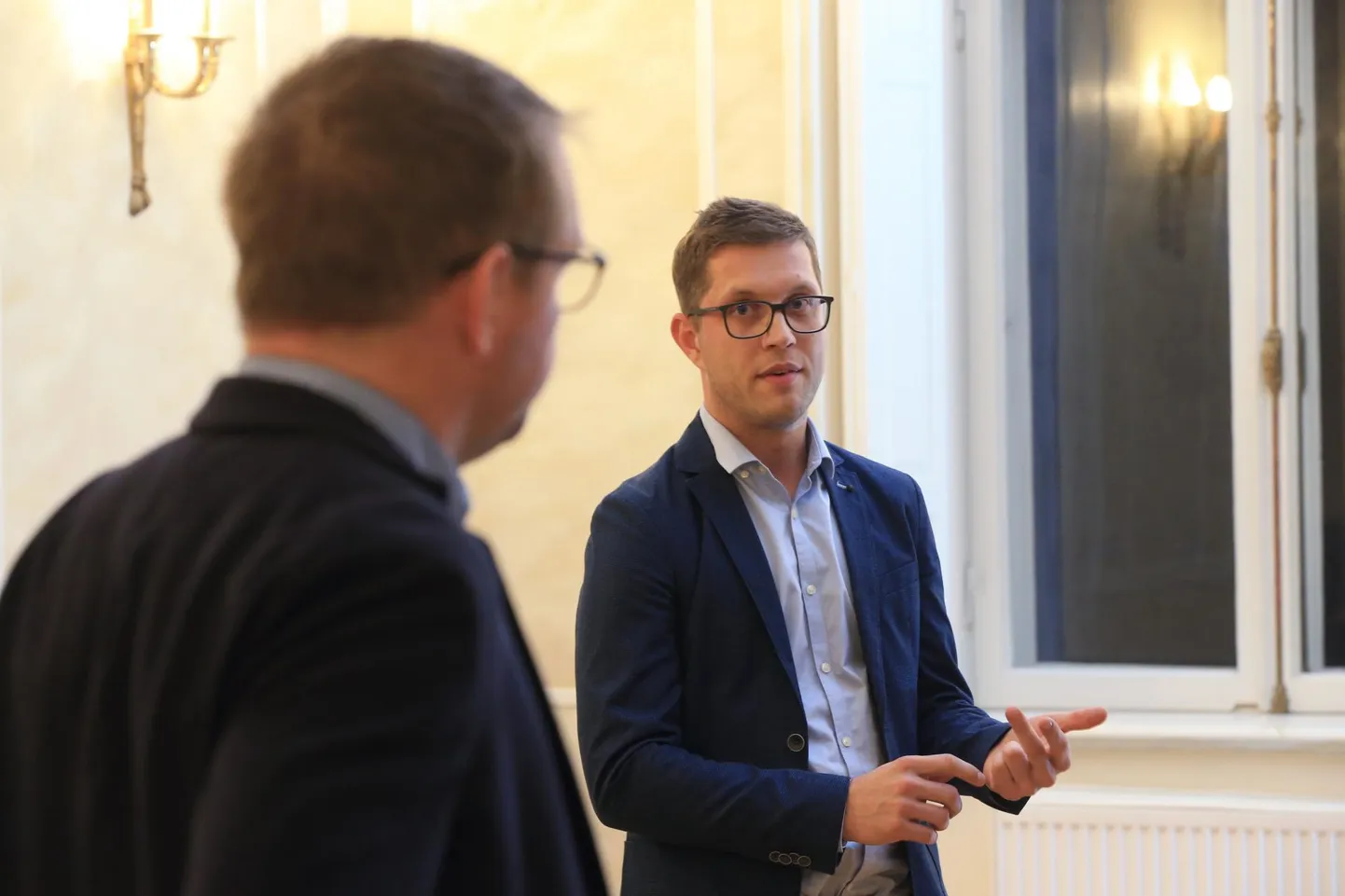 Pildil kooli senisel kujul allesjäämise pooldajate eestkõneleja, Puurmani elanik, Postimehe ajakirjanik Villu Päärt (seljaga) ja Põltsamaa abivallavanem Karro Külanurm.