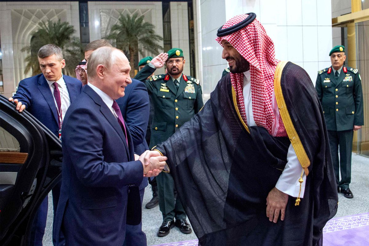 Наследный принц Саудовской Аравии Мухаммед ибн Салман аль-Сауд приветствует Путина в Эр-Рияде, декабрь 2023 года.