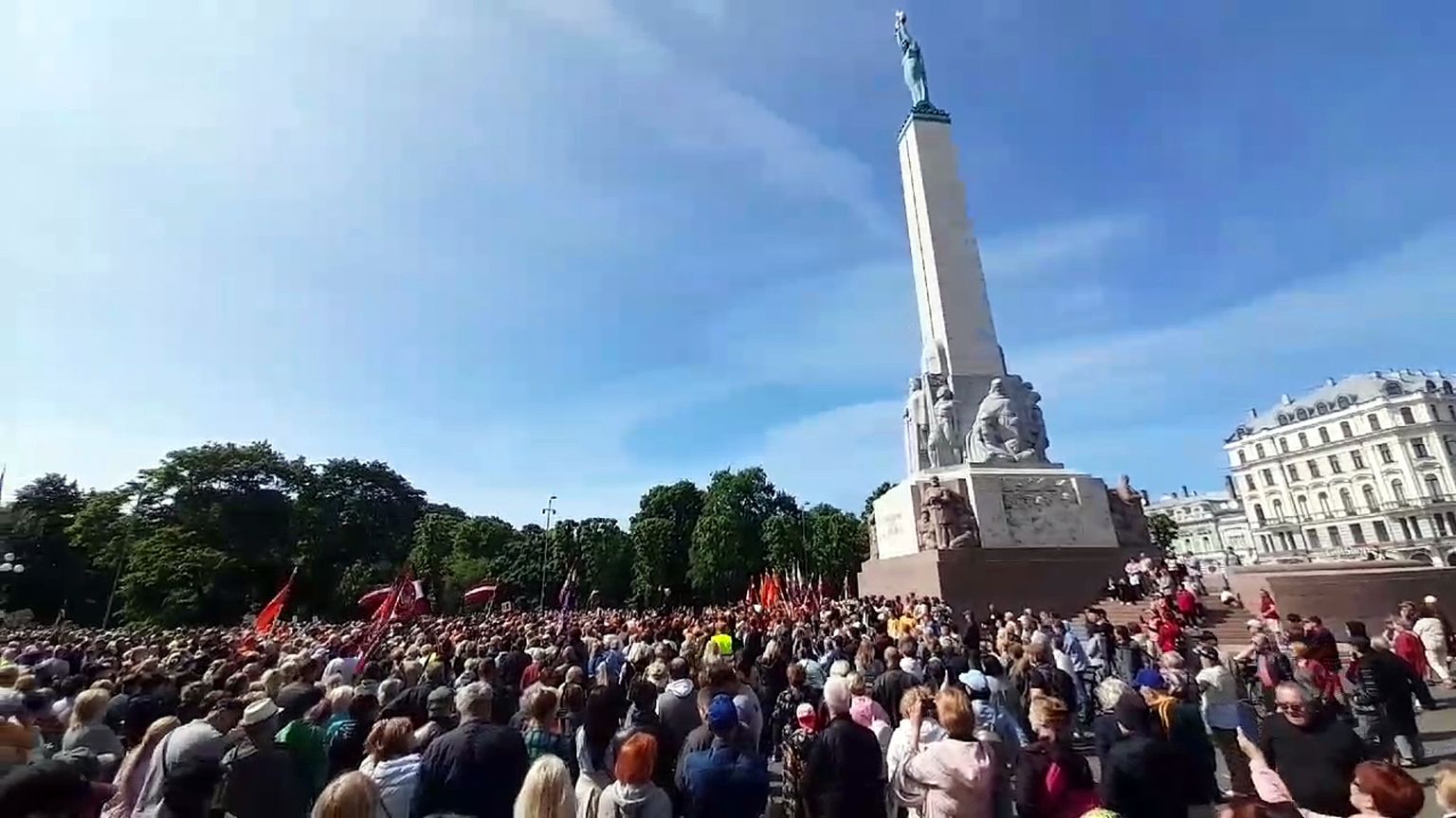 Протест возле памятника Свободы.