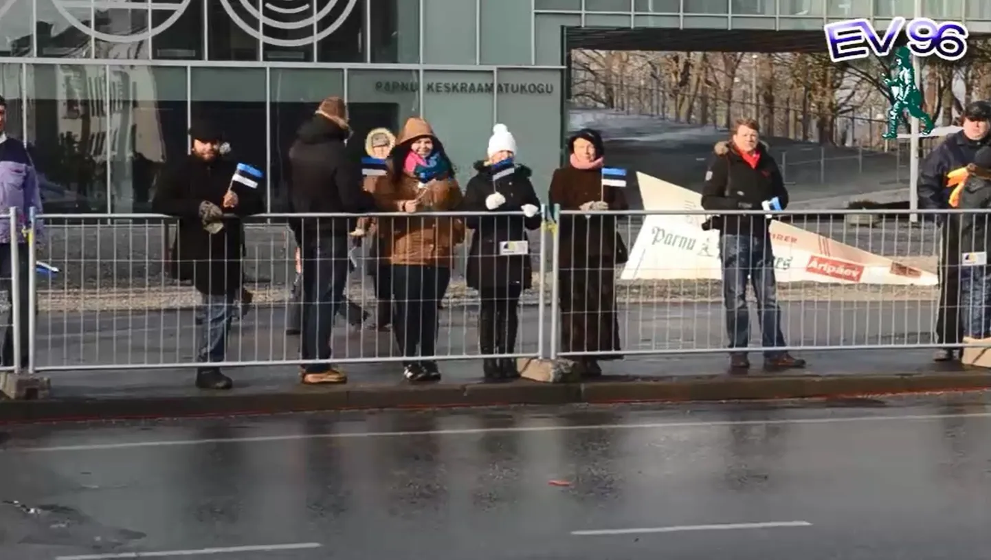 Esimesed pealtvaatajad kogunesid Pärnu keskväljakule paraadi vaatama juba paar tundi enne selle algust.