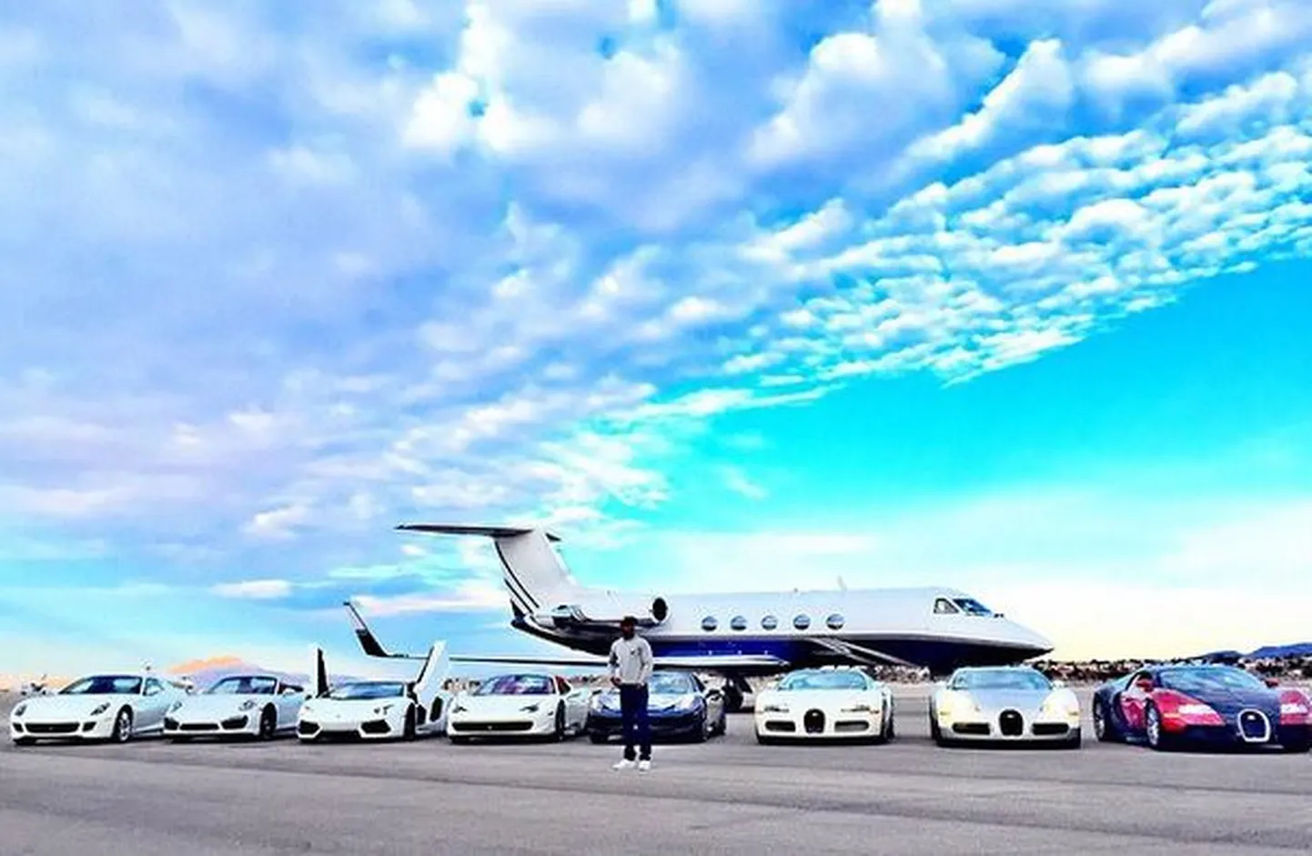 Floyd Mayweather oma eralennuki ja luksusautodega.