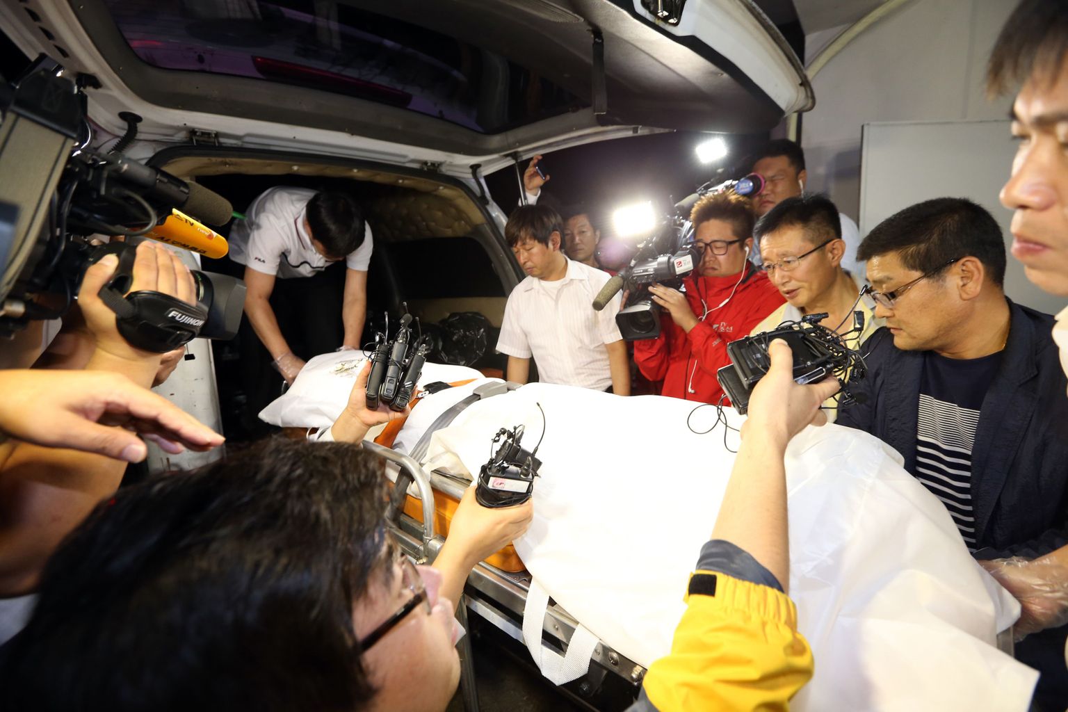 Politseinikud transpordivad surnukeha, milles tuvastati õnnetuse järel kadunuks jäänud tagaotsitav miljardär Yoo Byung-un.