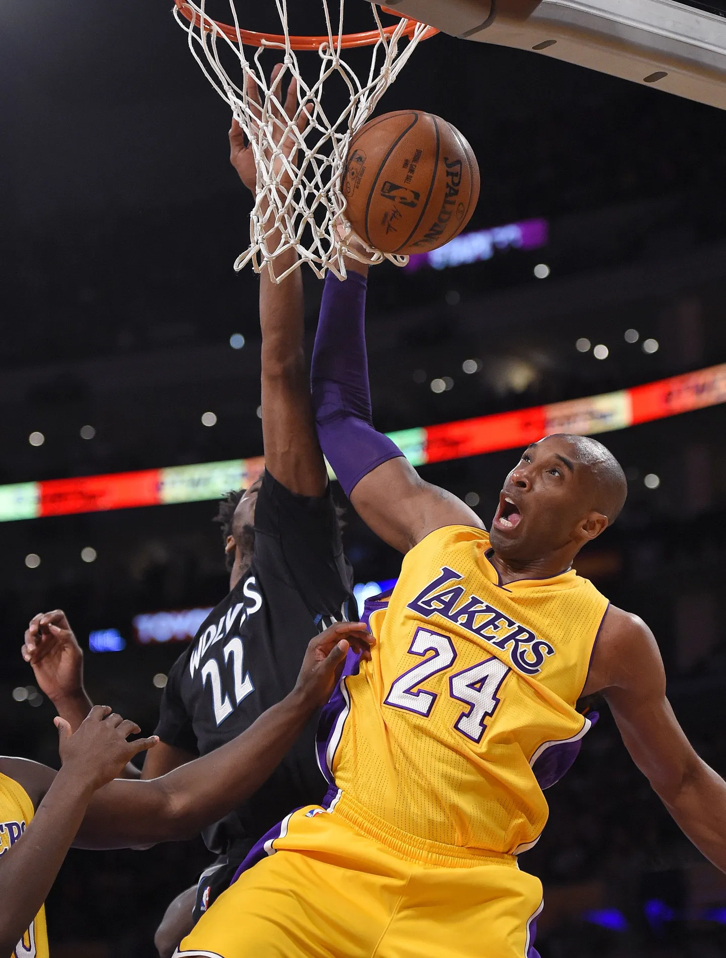 Vanameister Kobe Bryant oli kohtumises Minnesota Timberwolvesi vastu hoos.