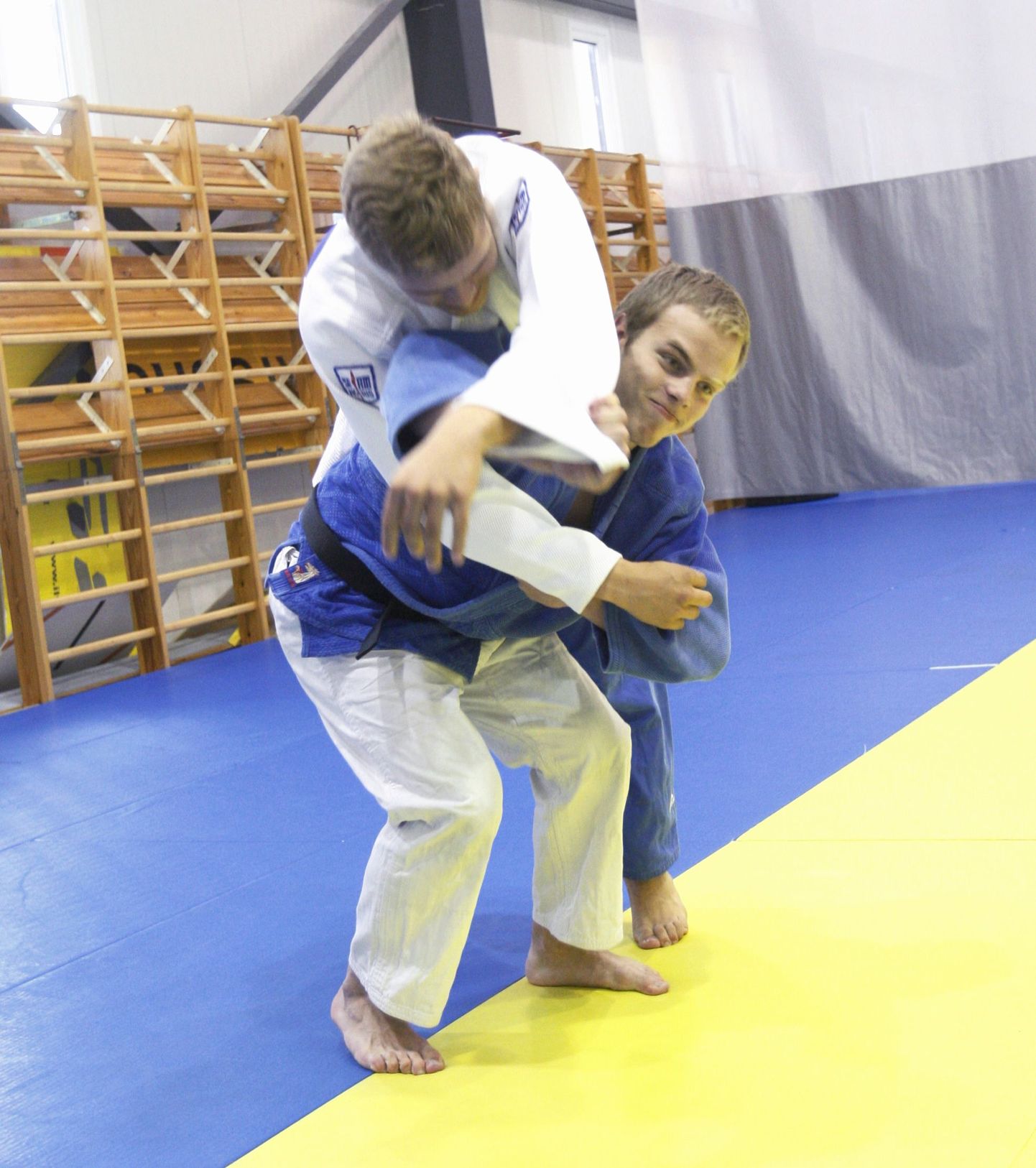 Judokad Andre Seppa (sinine kimono) ja Mattias Kuusik (valge kimono).