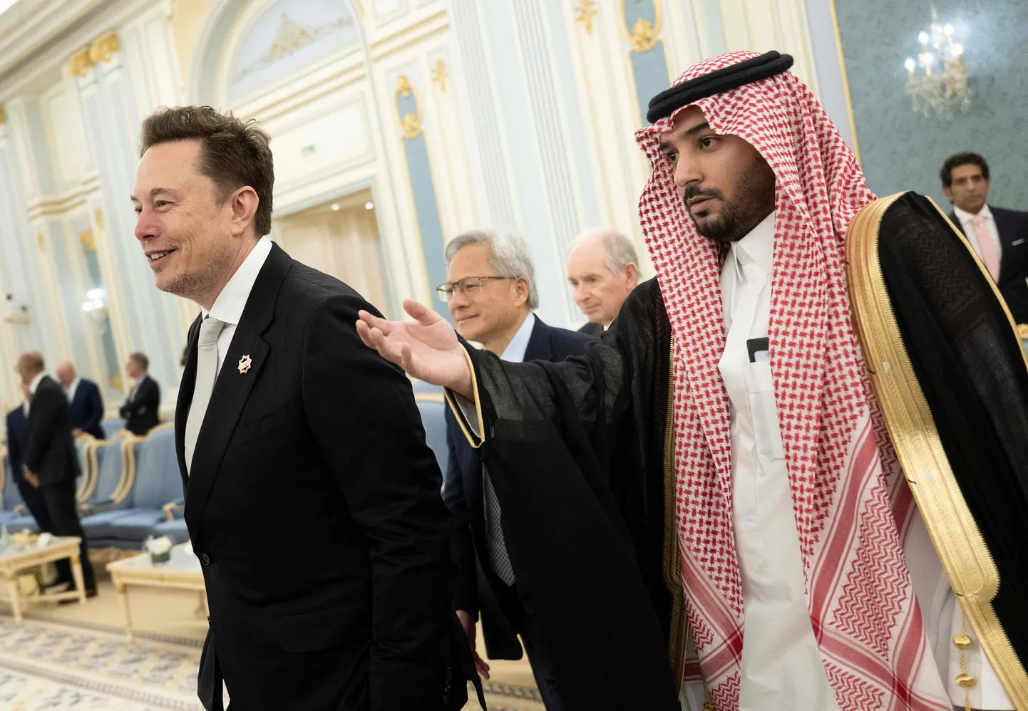 USA presidendi vanemnõunik Elon Musk vasakul ja Nvidia tegevjuht Jensen Huang keskel suunatakse tervitama Saudi Araabia kroonprintsi kuninglikus kohtus Riyadhis 13. mail 2025. aastal.