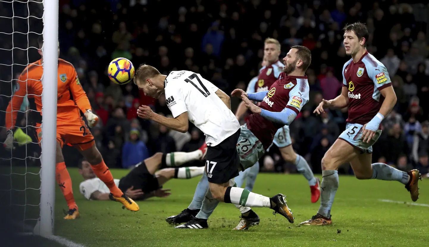 Ragnar Klavan Liverpooli eest väravat löömas.