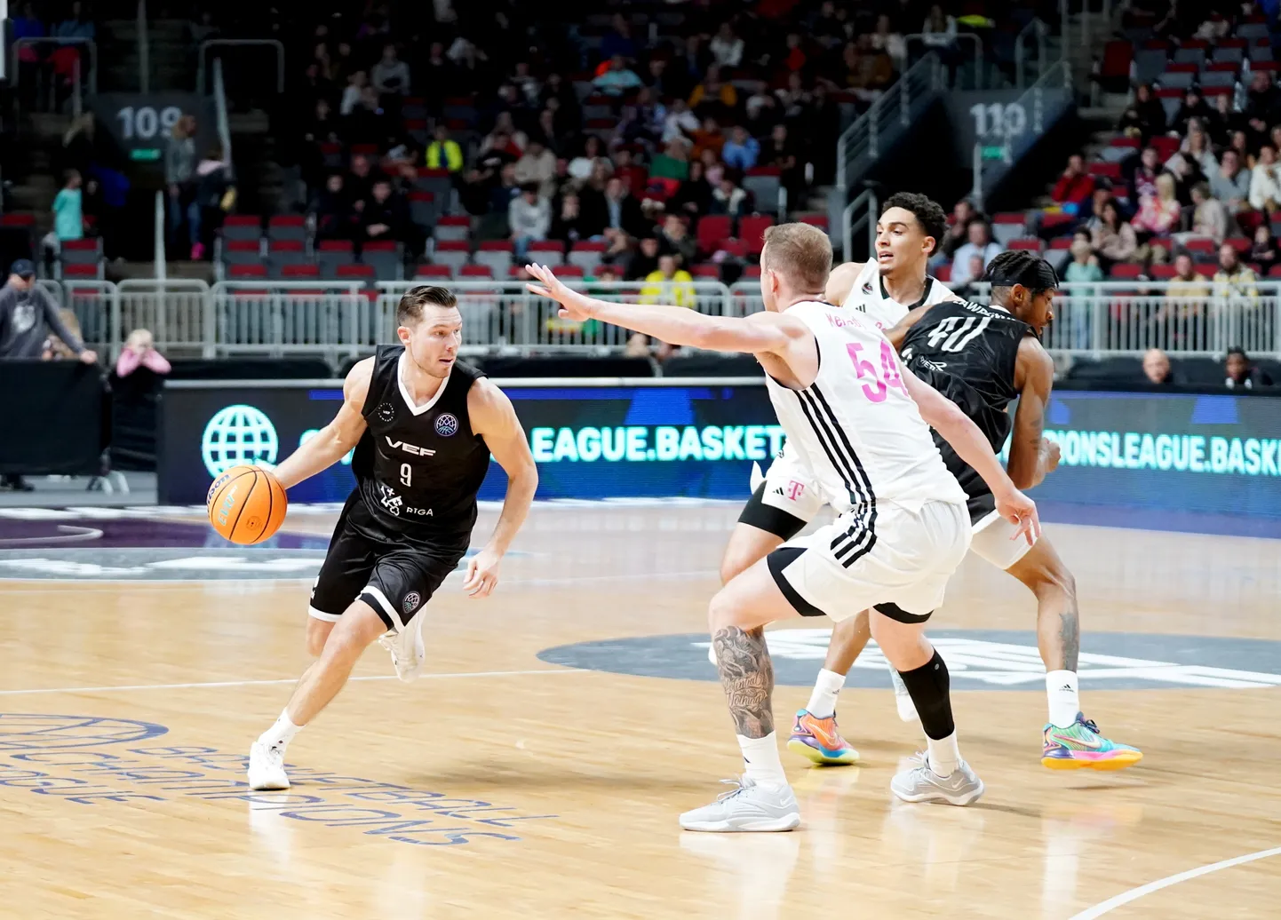 "VEF Rīga" spēlētājs Dairis Bertāns (nr.9, melnā tērpā) FIBA Čempionu līgas spēlē basketbolā starp "VEF Rīga" un Vācijas "Telekom Baskets Bonn" komandām "Arēnā Rīga".